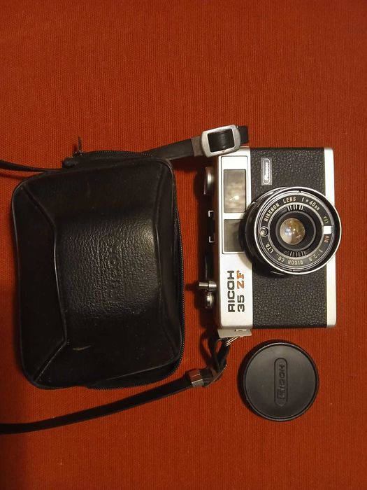 Máquina fotográfica vintage Ricoh 35 zf