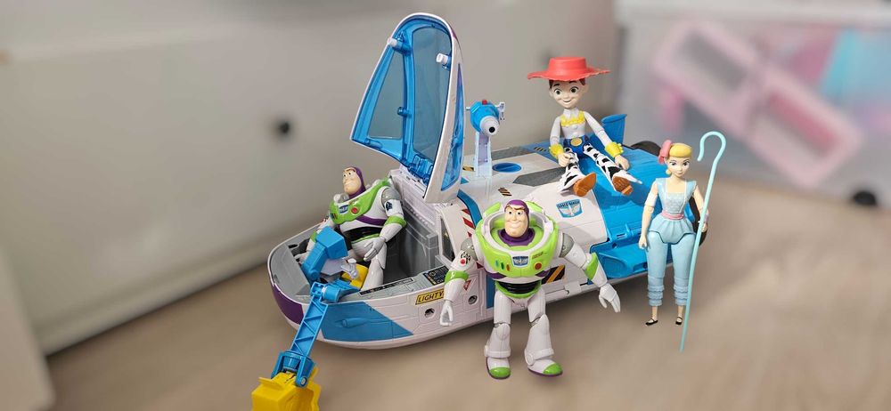 Toy Story – Buzz Astral statek + figurki (Buzz, Jessie, Pastereczka)