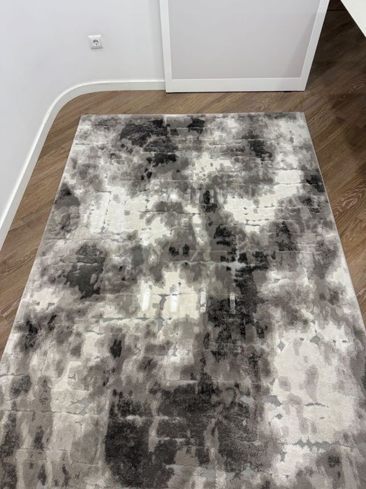 Carpetes cinza e branca