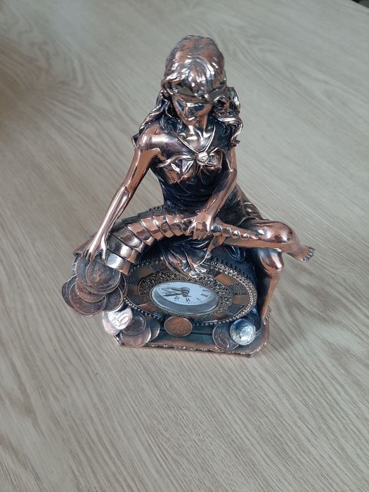 Figurka Fortuna z zegarem.
