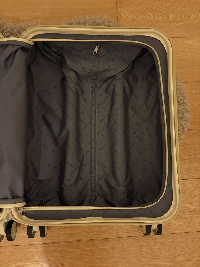 Malas de viagem cor amarela clara marca movom