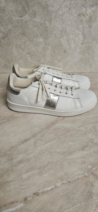 Кеди білого кольру, виробник Італія