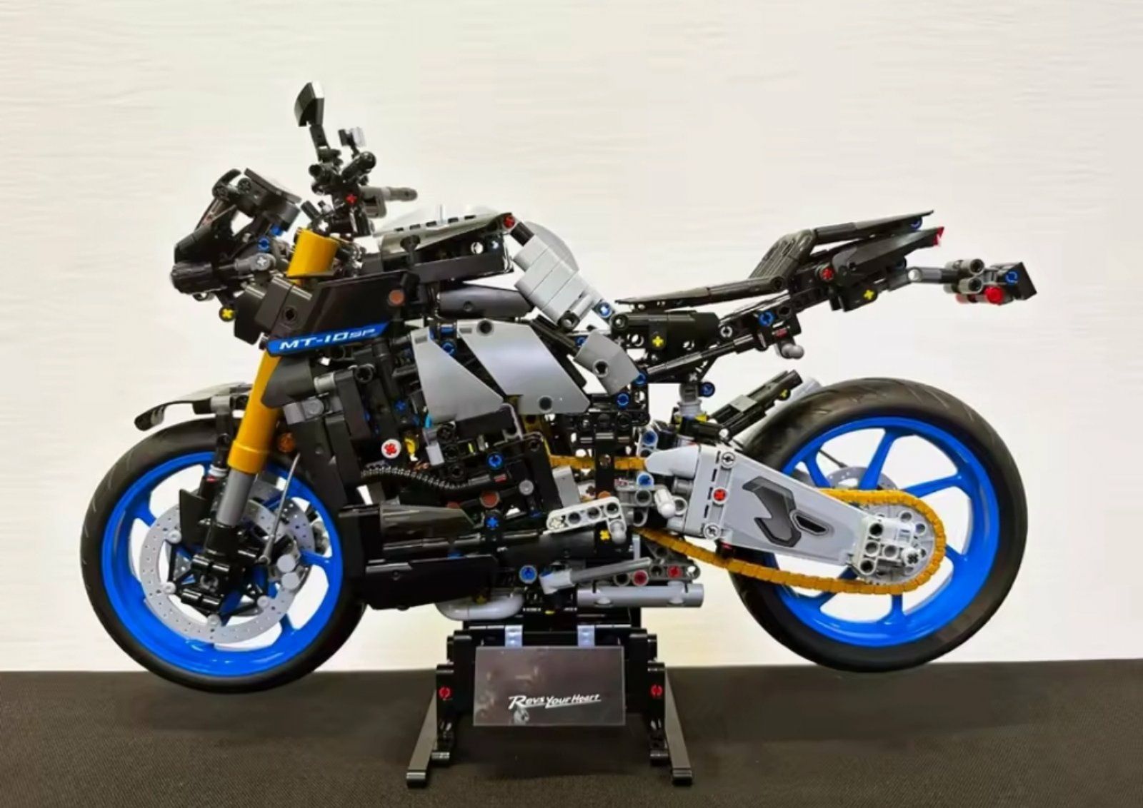Конструктор мотоцикл Yamaha MT 10 S  . 1478 деталей Lego Technic 42159