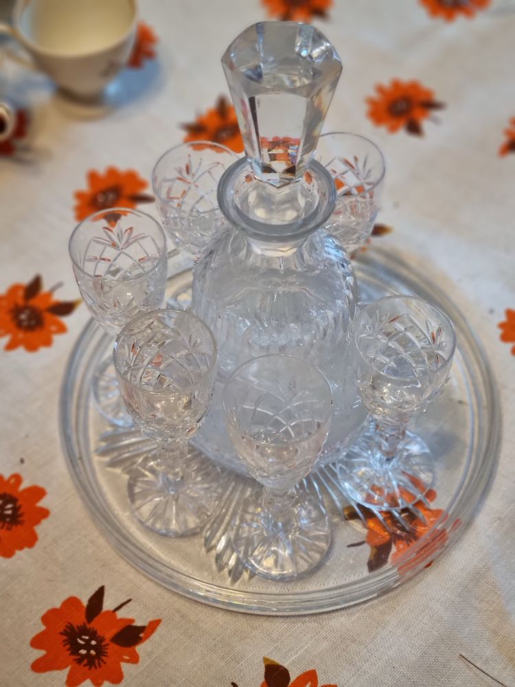 Porcelanowy zestaw karafka taca kieliszki