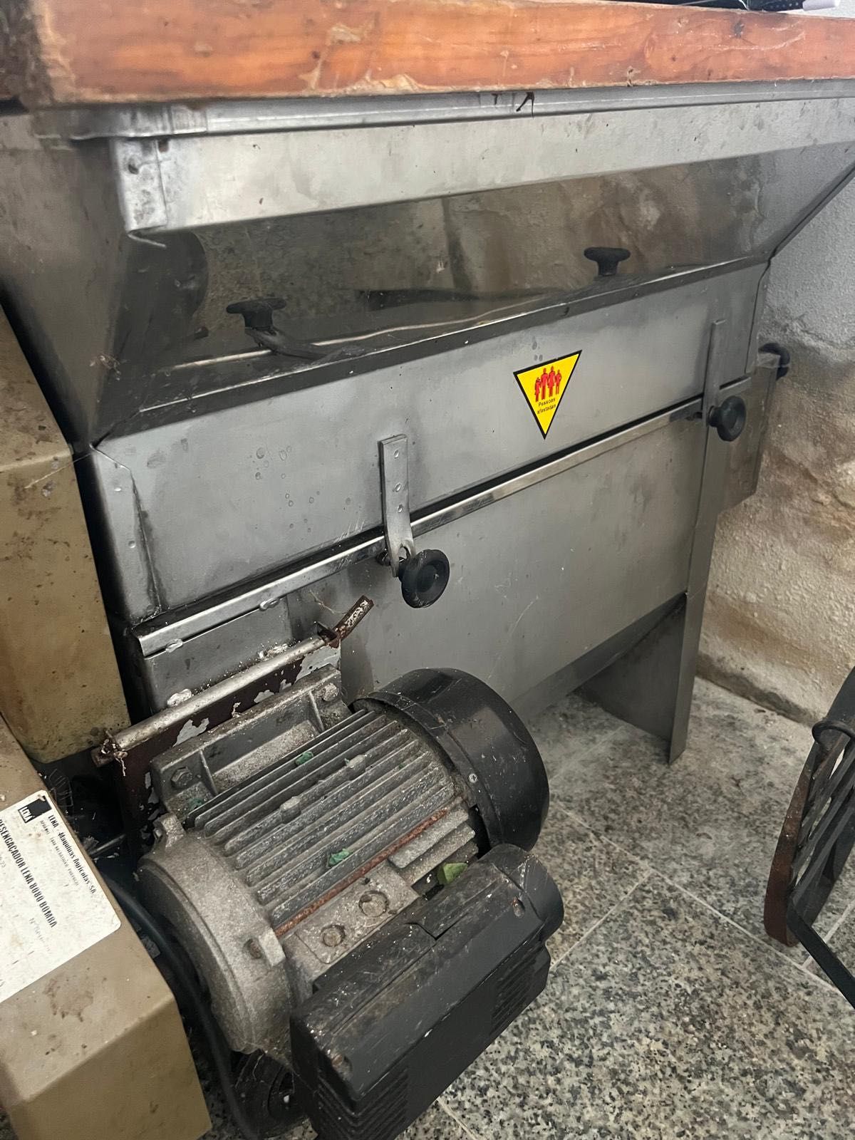 Vendo cubas em inox grandes e pequenas e masgadeira de uvas de limpeza
