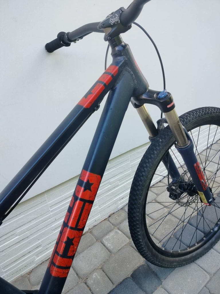 Sprzedam rower dirt w bardzo dobrym stanie.