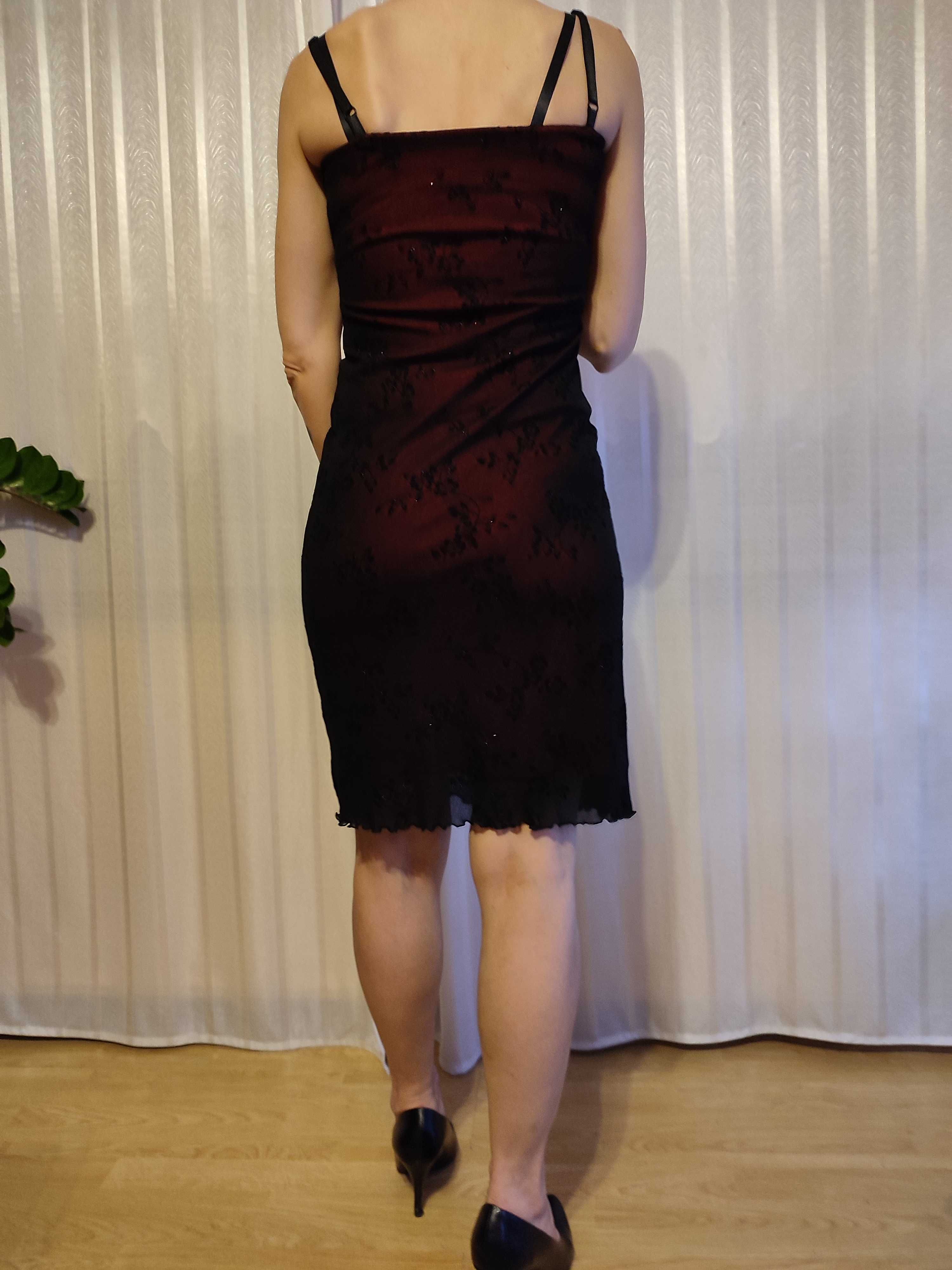 Śliczna czarna sukienka z czerwoną podszewką