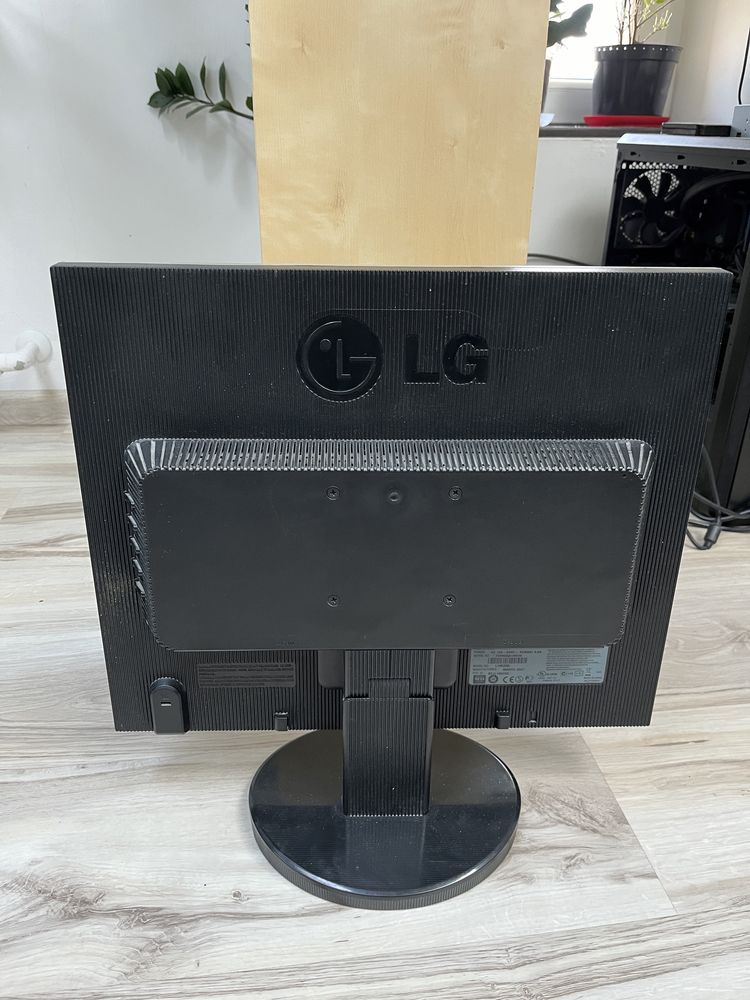 Monitor LCD 19” LG Flatron L1953S używany