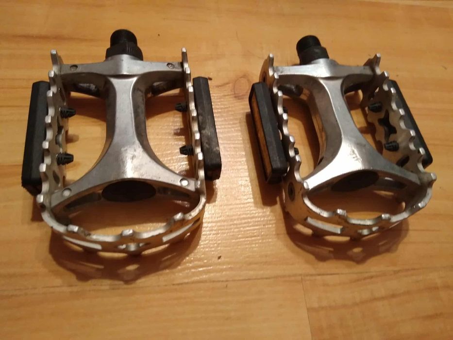 Metalowe pedały rowerowe.