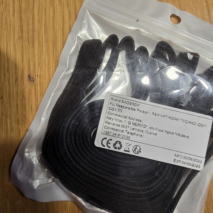 Opaska do włosów syntetyczna.