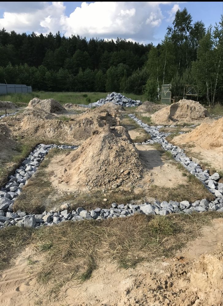 Продається учаток з фундаментом та документами на хату і гараж .