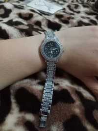 Новий красивий сріблястий годинник