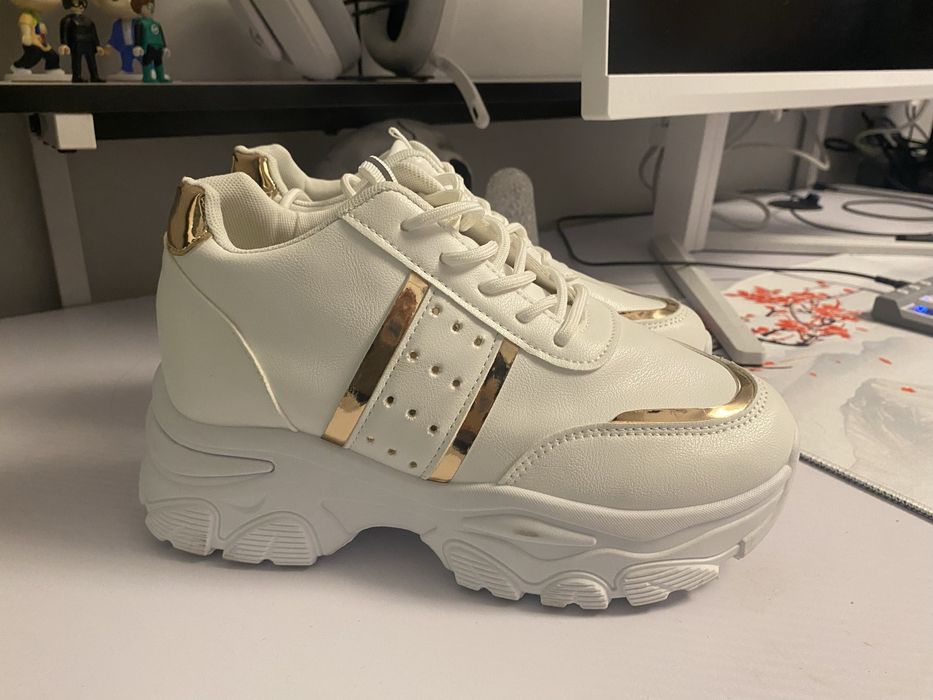 Białe buty na platfornmie