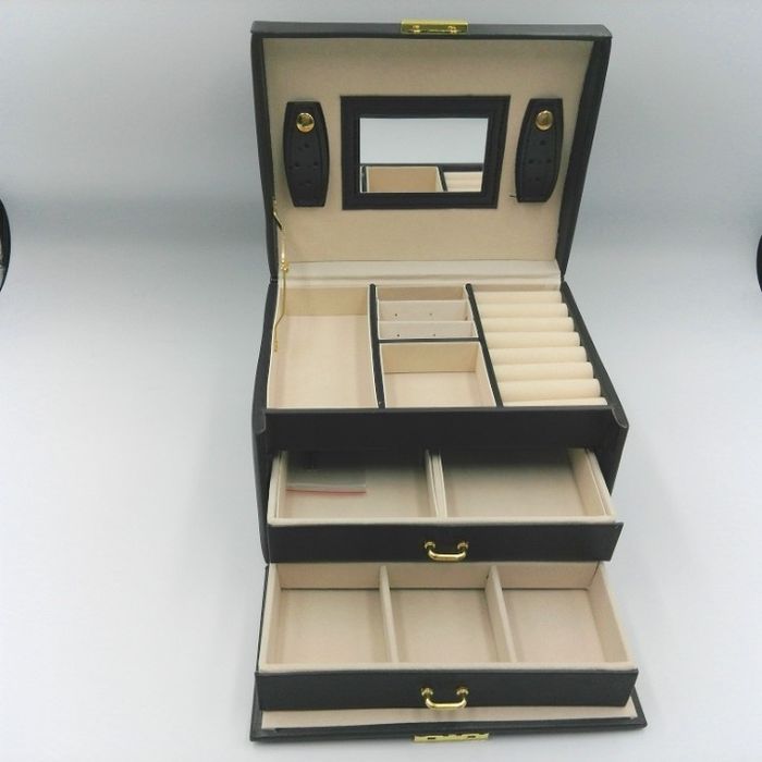 Czarny satynowy kuferek na biżuterię