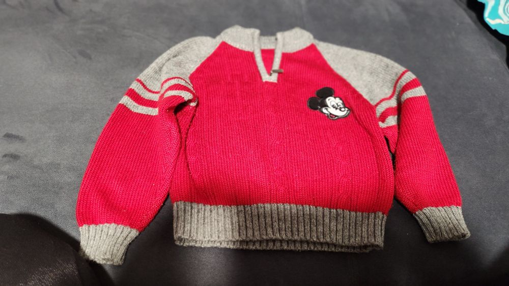 Sweterek z Myszka Miki.