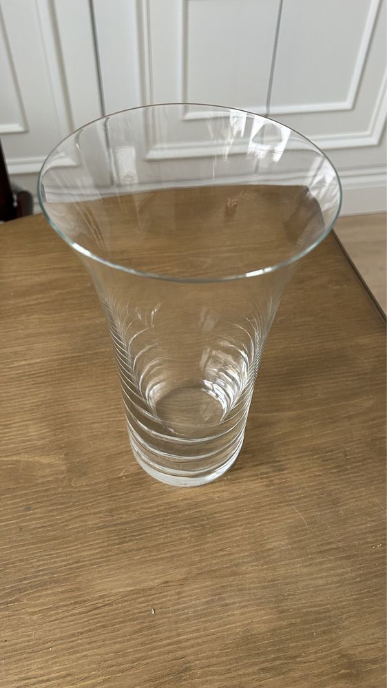 Szklany wazon ze szkła 24 cm.