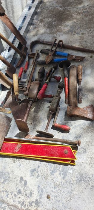 Várias ferramentas algumas antigas