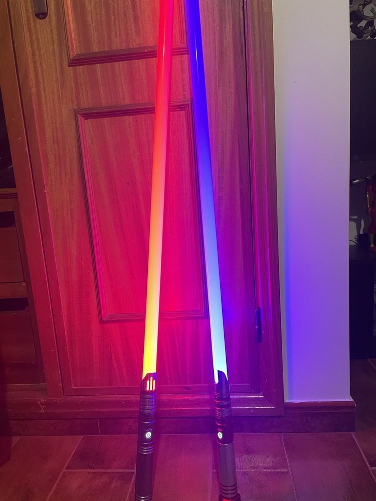 Vendo 2 sabres de luz com diferentes cores e sons