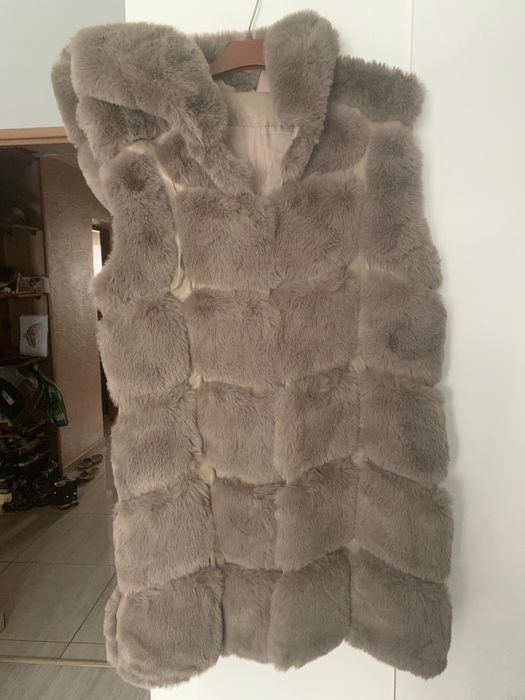 Kamizelka futrzana z kapturem w kolorze taupe