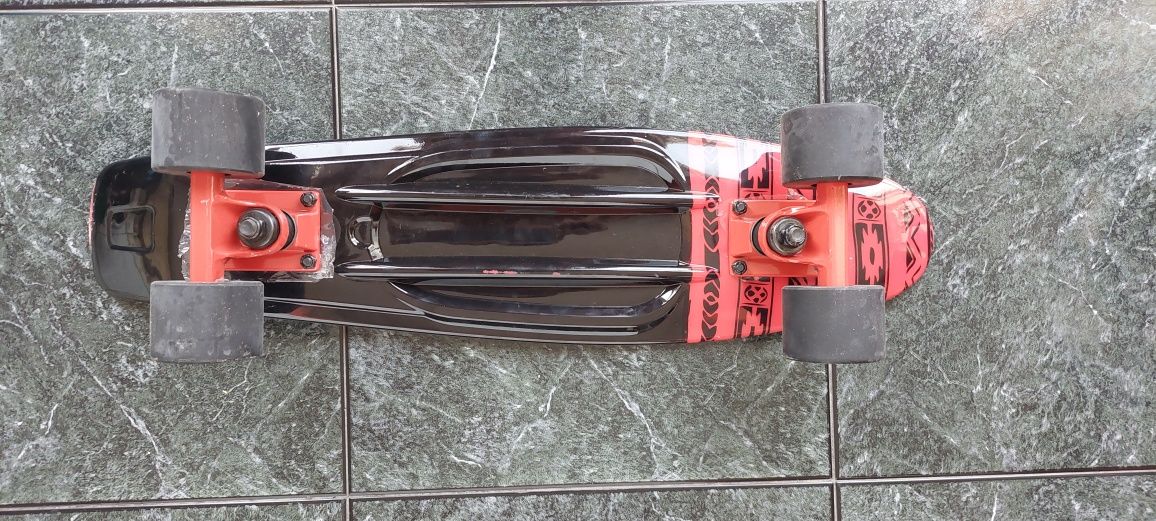 URGENTE-Skateboard vermelho/preto