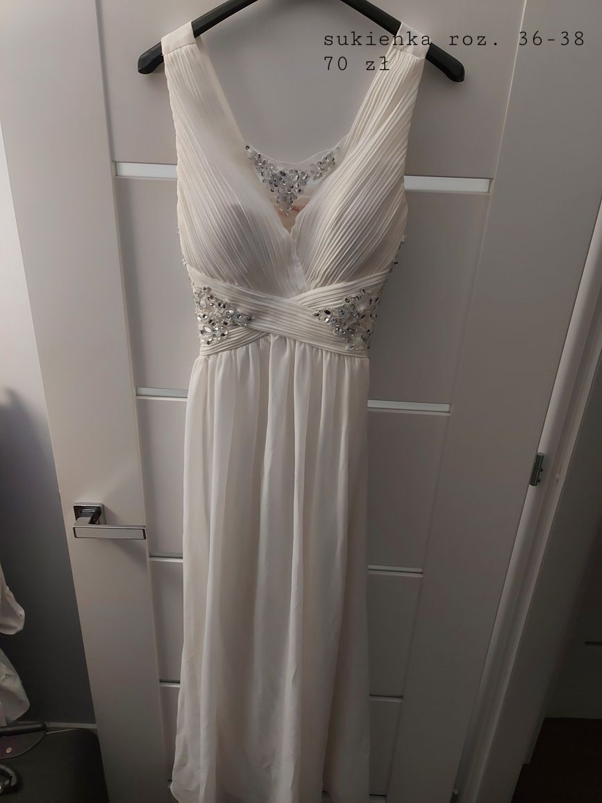 Prosta suknia ślubna w kolorze ciepłej bieli