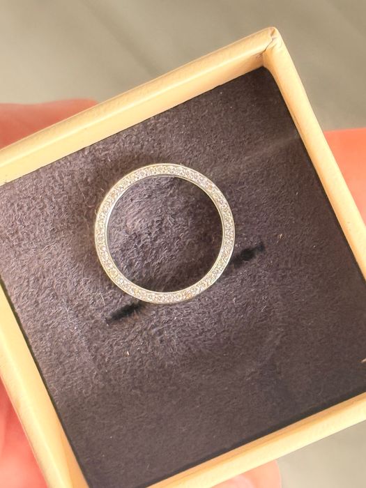 Каблучка з діамантами в білому золоті