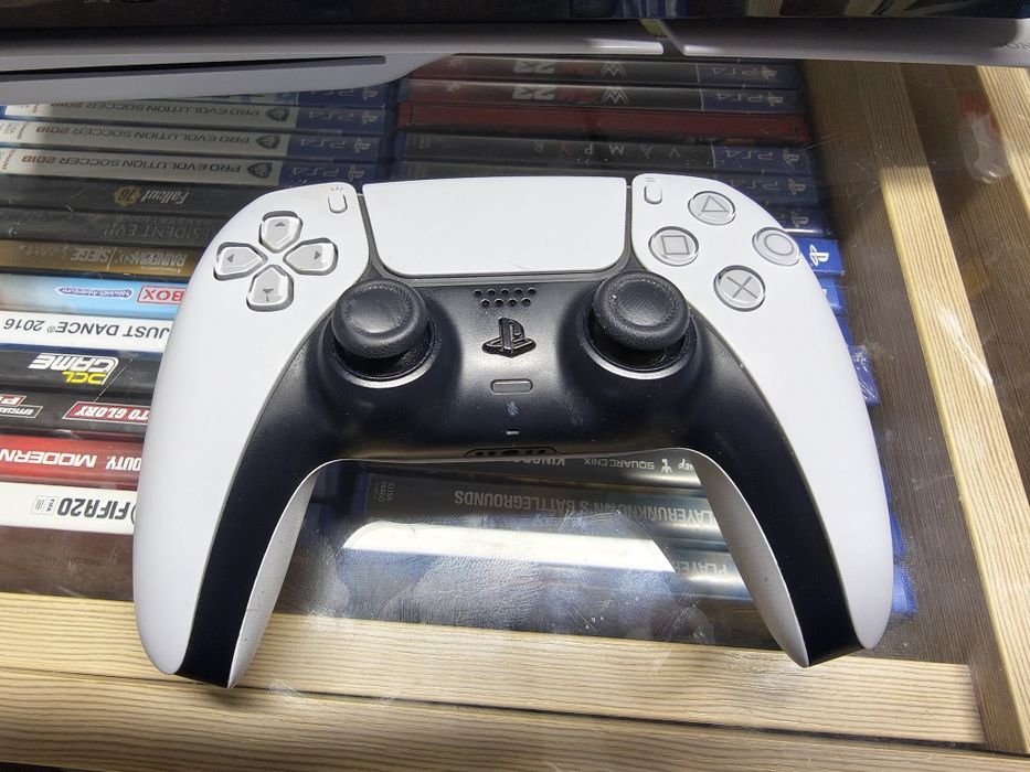 Konsola PS5 slim z napędem. Komplet