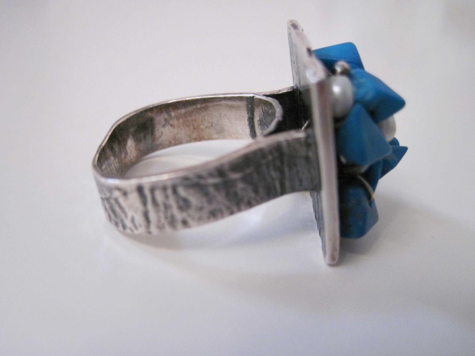 Anel com pedrinhas azul turquesa