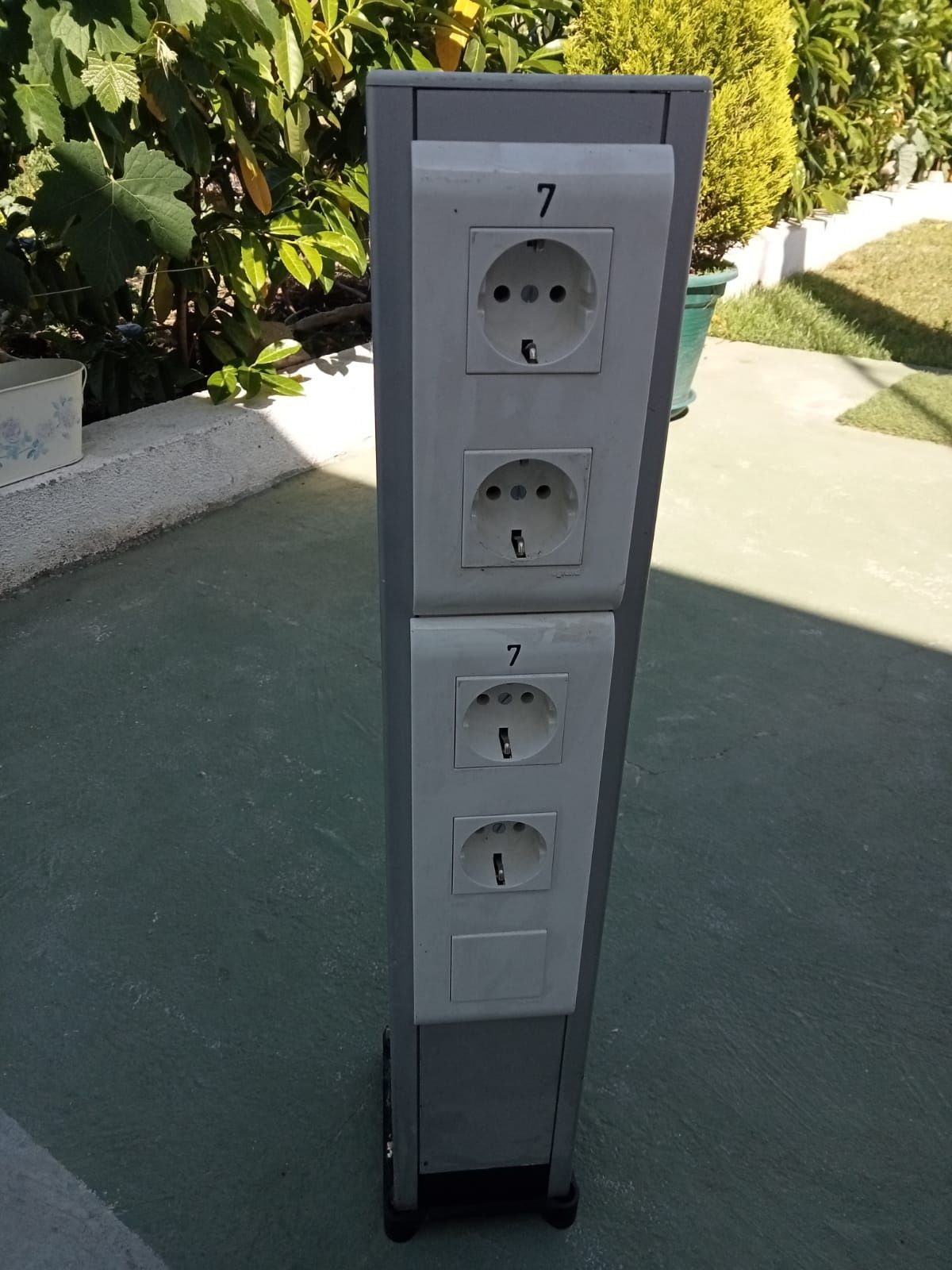 Duas colunas de tomadas