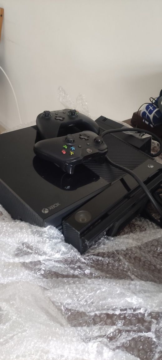 Xbox One + Kinect + 2 comandos