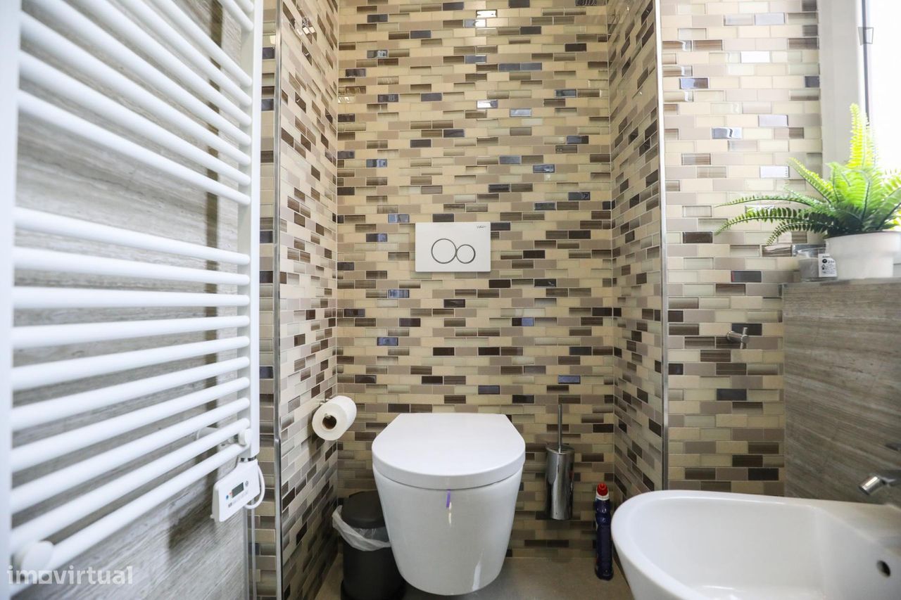 634970 - Quarto com cama de casal e varanda em...