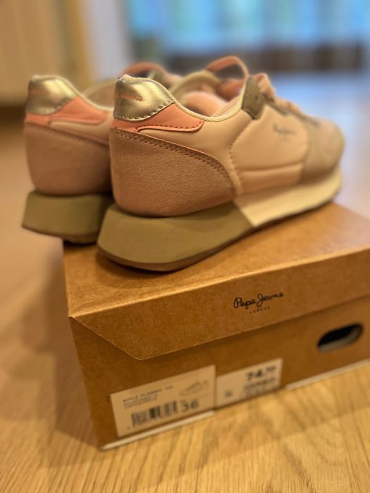 Взуття, одяг, кросівки