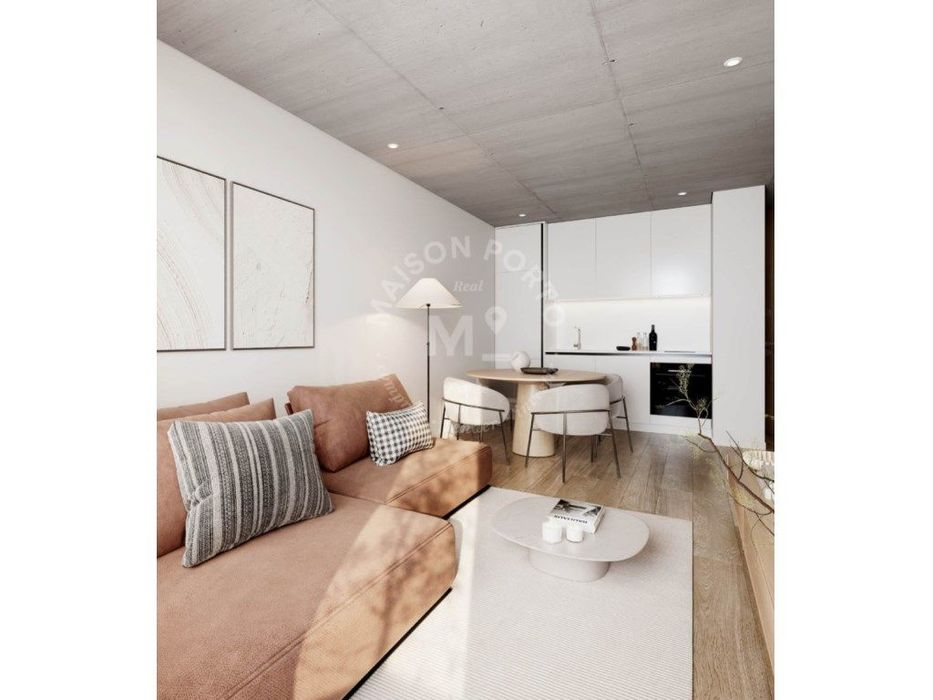 Apartamento T1 com Varanda e Estacionamento próximo à Estação de Me...