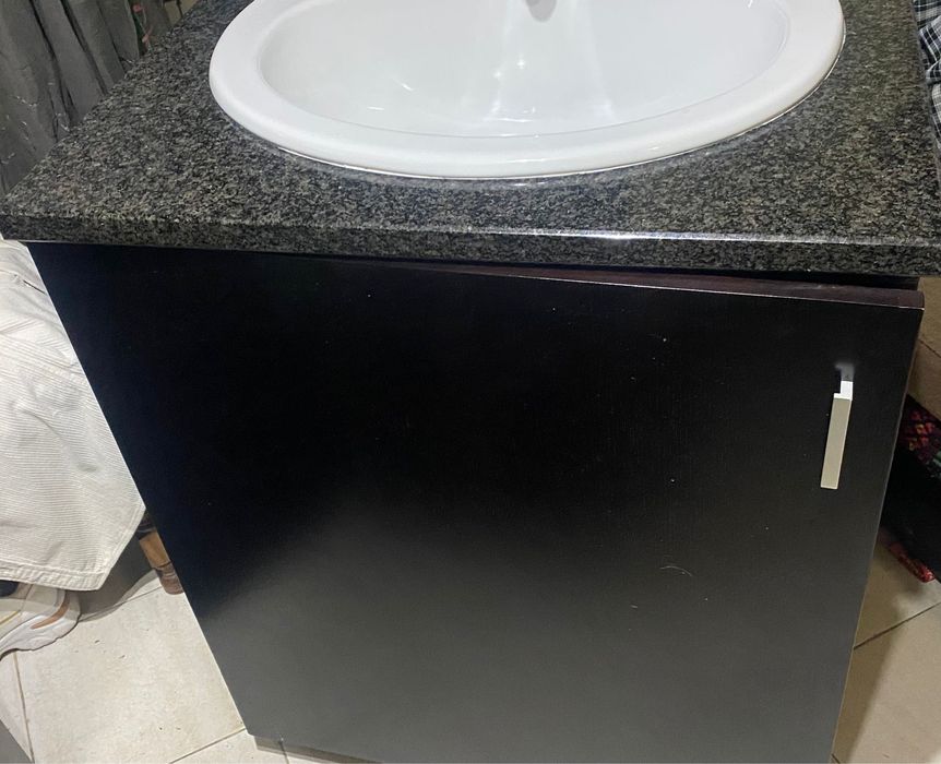 Móvel de Casa de Banho em Madeira com Lavatório em Granito