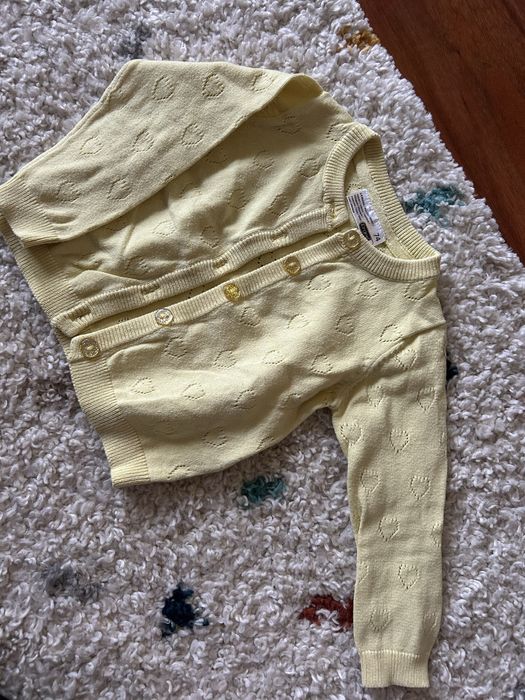 Żółty sweterek ażurowy w serduszka 74 ergee