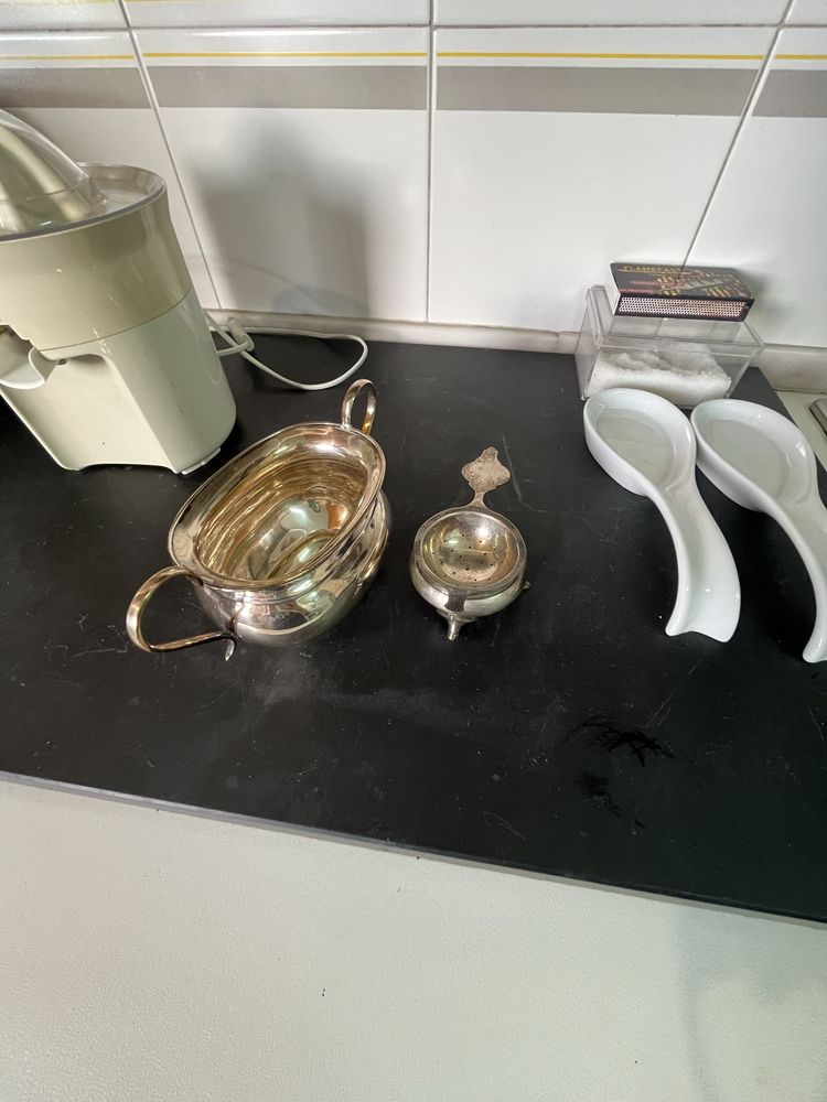 Açucareiro e filtro de chá em casquinha