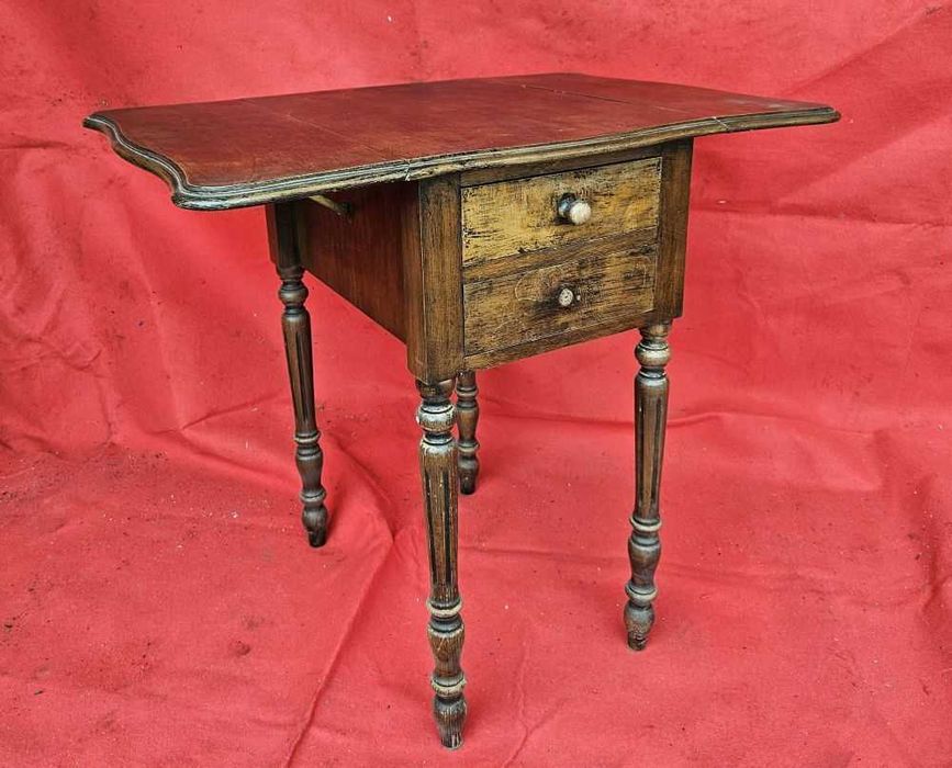 Mesa holandesa com abas e gavetas