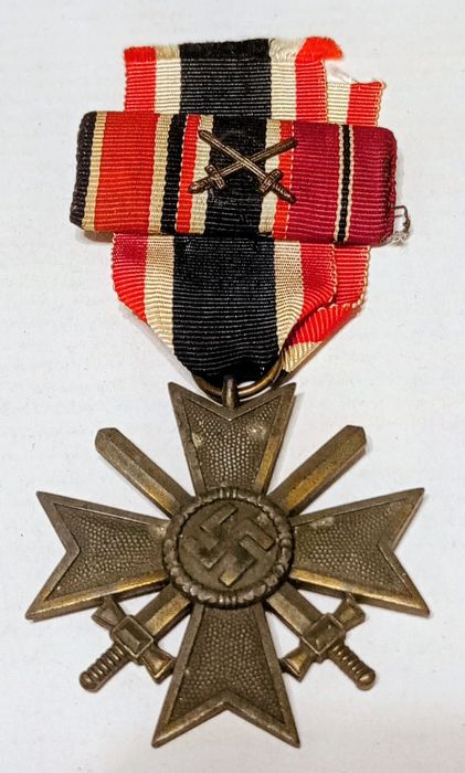Militaria de Trincheira Cruz de mérito com espadas com barra de fita.