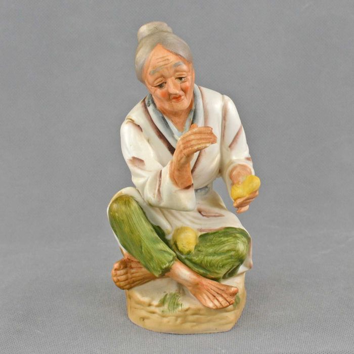 Figura em biscuit representando mulher idosa