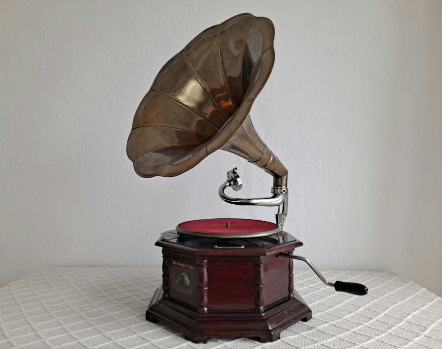 Patefon stylowy. Gramofon na korbkę