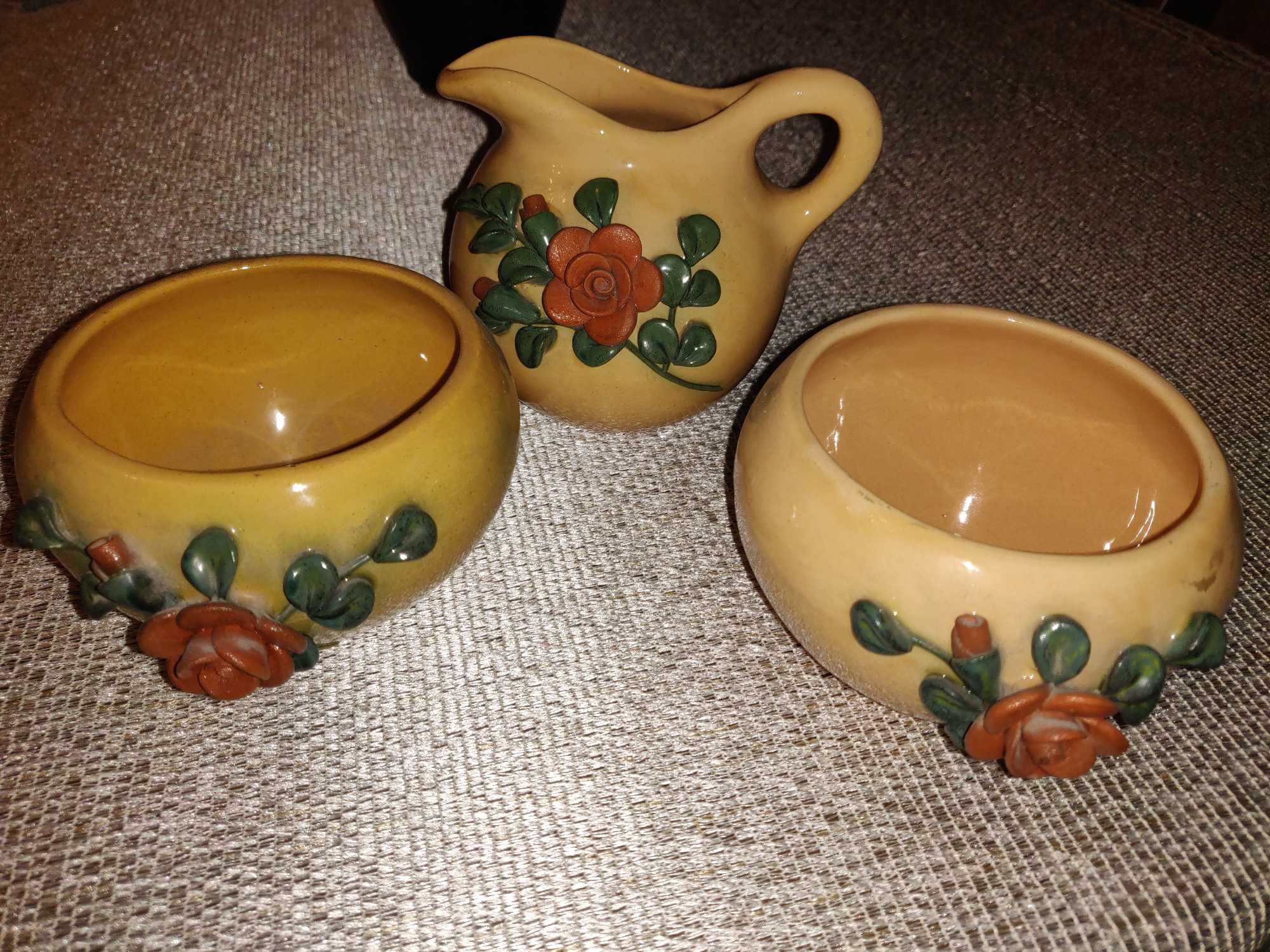 Zestaw ręcznie robionych glinianych naczyń Vintage