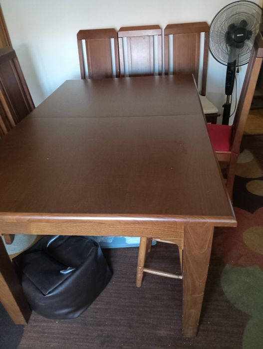 Mesa de jantar com seis cadeiras