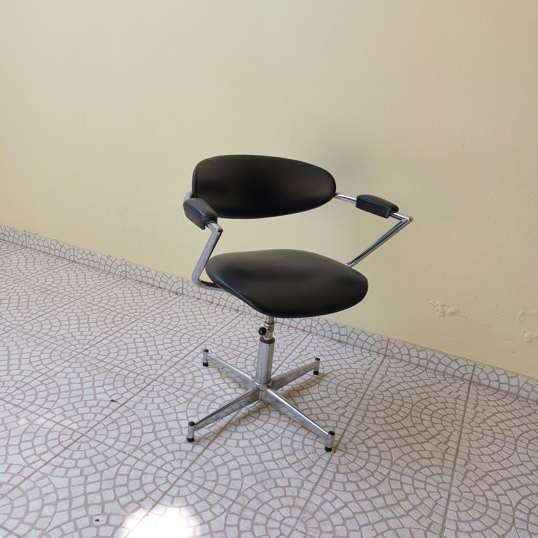 Cadeira giratória de escritório com design vintage. Sem danos ou ferru