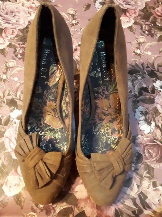 Sapatos de salto alto castanhos com laço atrás n° 40