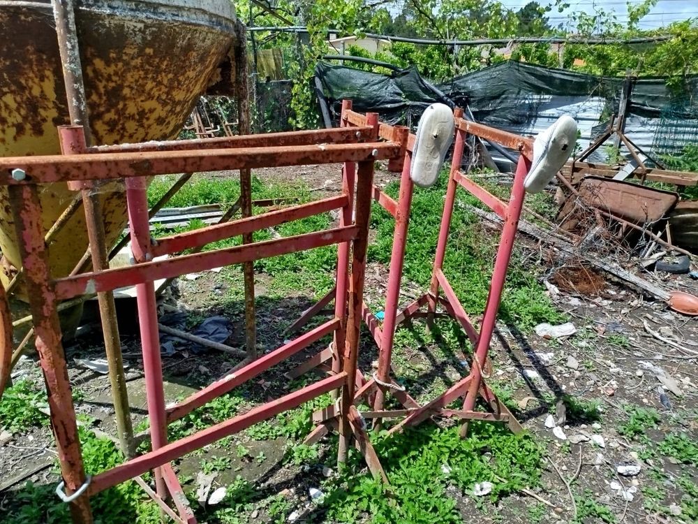 Cavaletes usados e escada