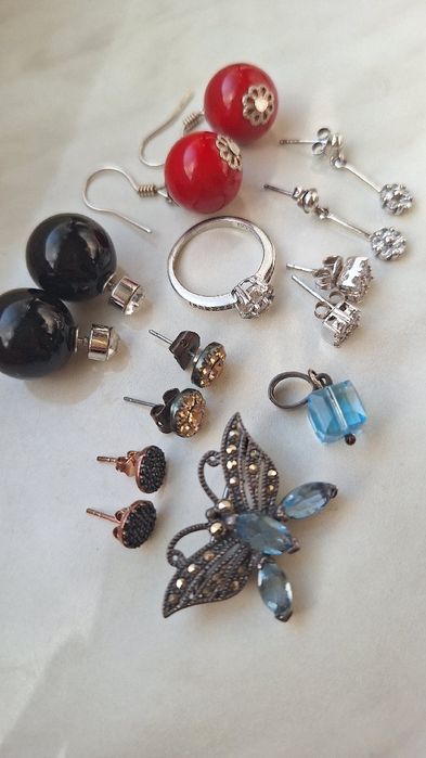 Zestaw biżuterii srebrnej i innej