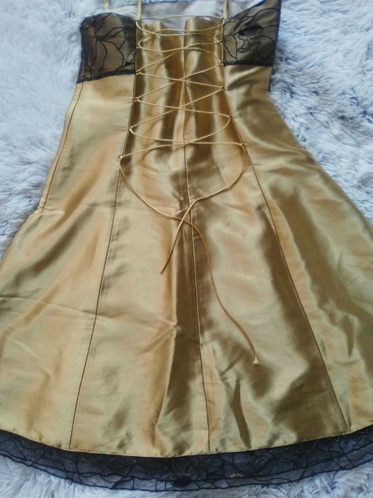 Sukienka rozkloszowana złota s wiązana