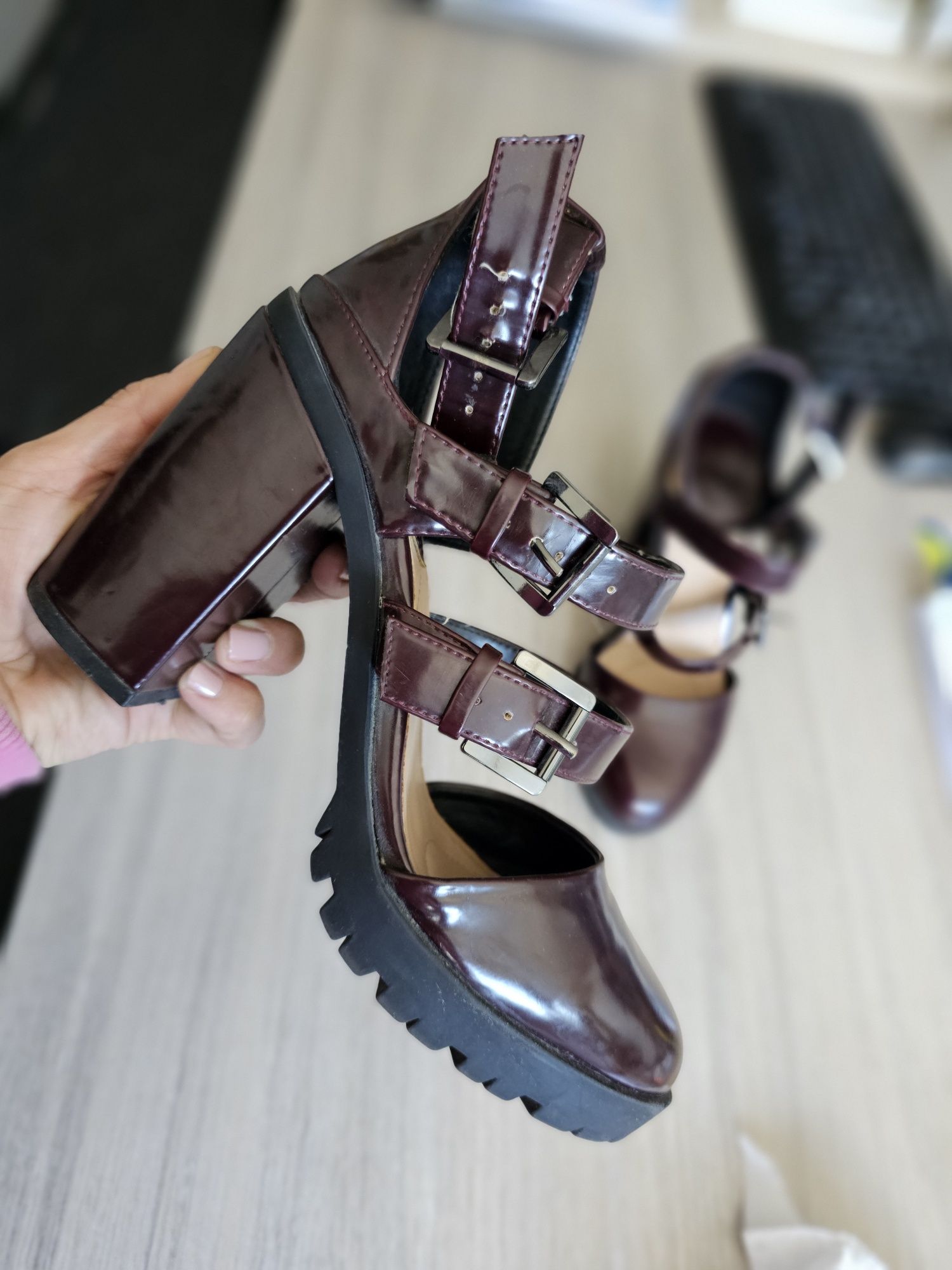 Buty na obcasie Stradivarius 38 burgund