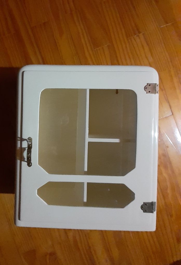- Conjunto de 4 peças decorativas antigas.