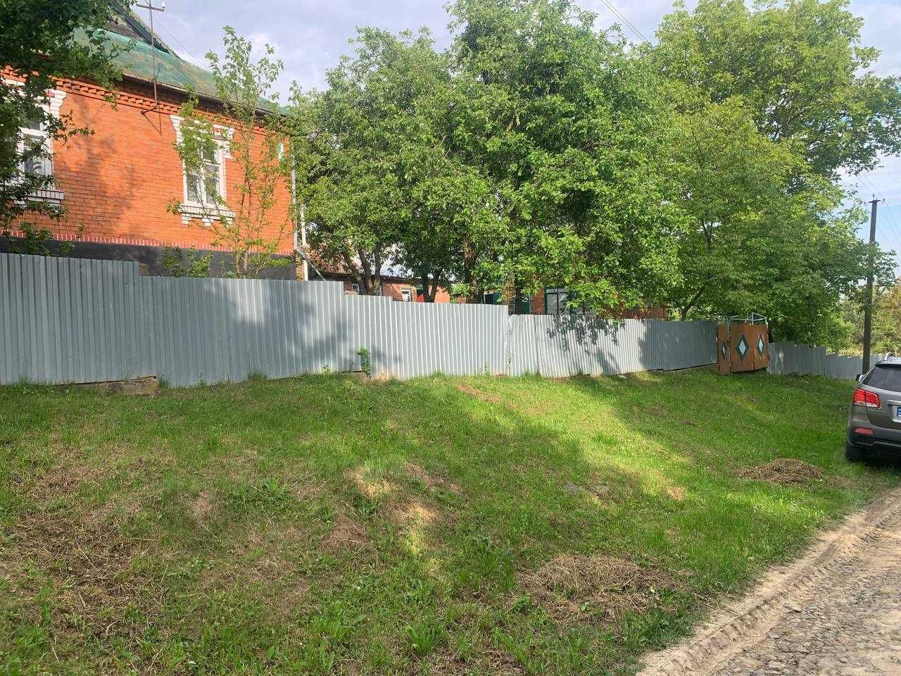 земельна ділянка поруч з лісом